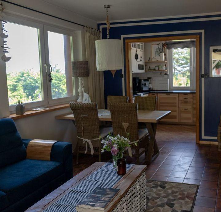 Salon z niebieską kanapą