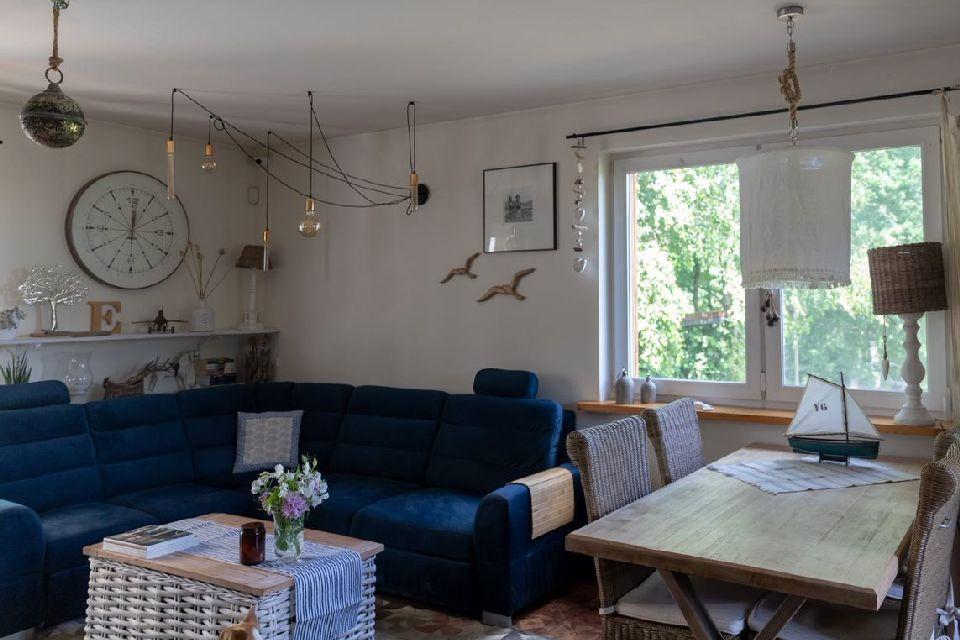 Salon z niebieska kanapa