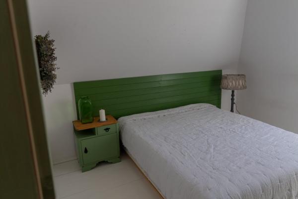 Łóżko z zielonymi elementami