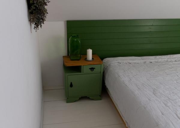 Zielona szafka w pokoju